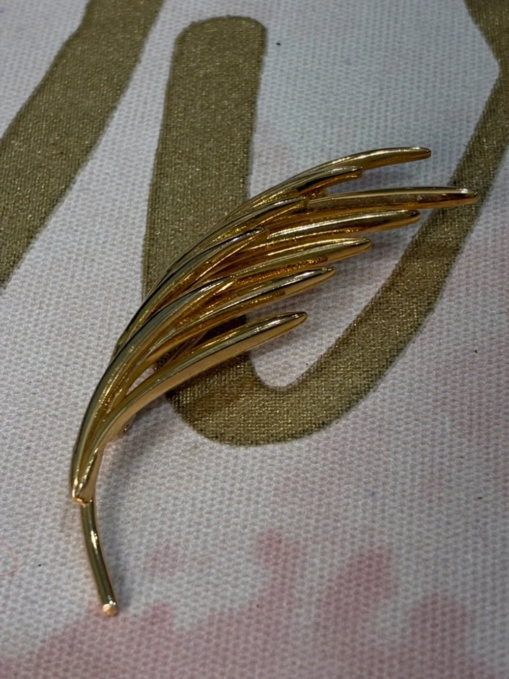 Gold Leaf-Style Women's Brooch Pin - Elegant Accent